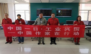 作家张一龙在山西长治长子县变电站采访