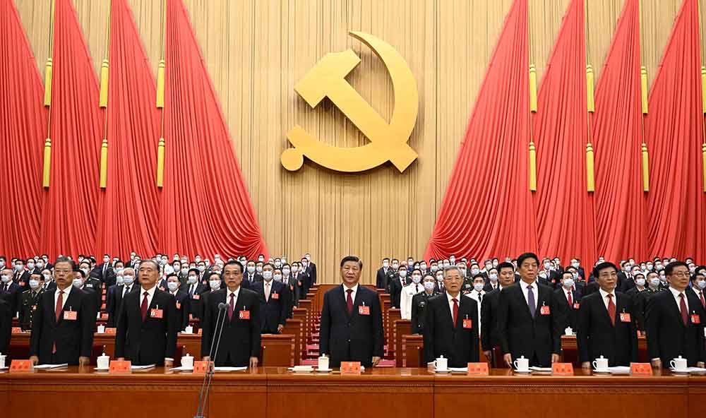 10月16日，中国共产党第二十次全国代表大会在北京人民大会堂开幕。这是习近平、李克强、栗战书、汪洋、王沪宁、赵乐际、韩正、胡锦涛在主席台上。