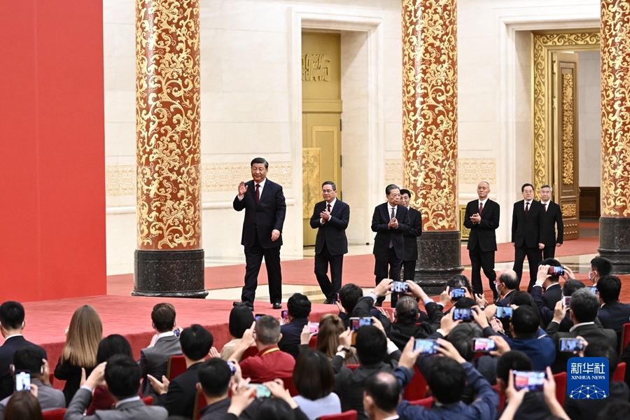 习近平等二十届中共中央政治局常委同中外记者见面