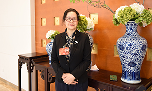 全国人大代表、重庆作协主席冉冉
　