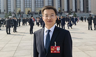 全国政协委员、山西省作协主席李骏虎
　