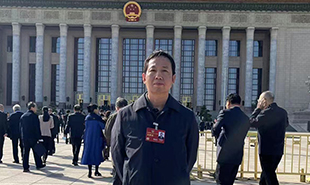 全国政协委员、北京十月文艺出版社总编辑韩敬群
 