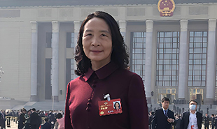 全国政协委员、天津市作协主席尹学芸
　