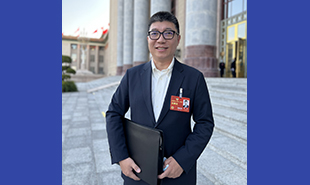 全国政协委员、中央戏剧学院院长郝戎
　