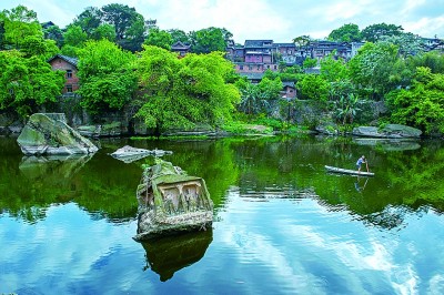 唐代造像石，位于四川省自贡市贡井区。