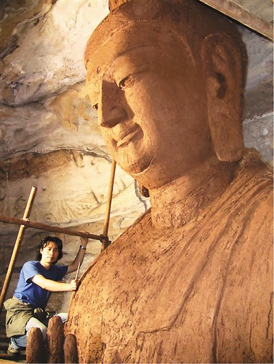 　史延春在云冈石窟第十号窟佛造像复原现场。 　　受访者供图