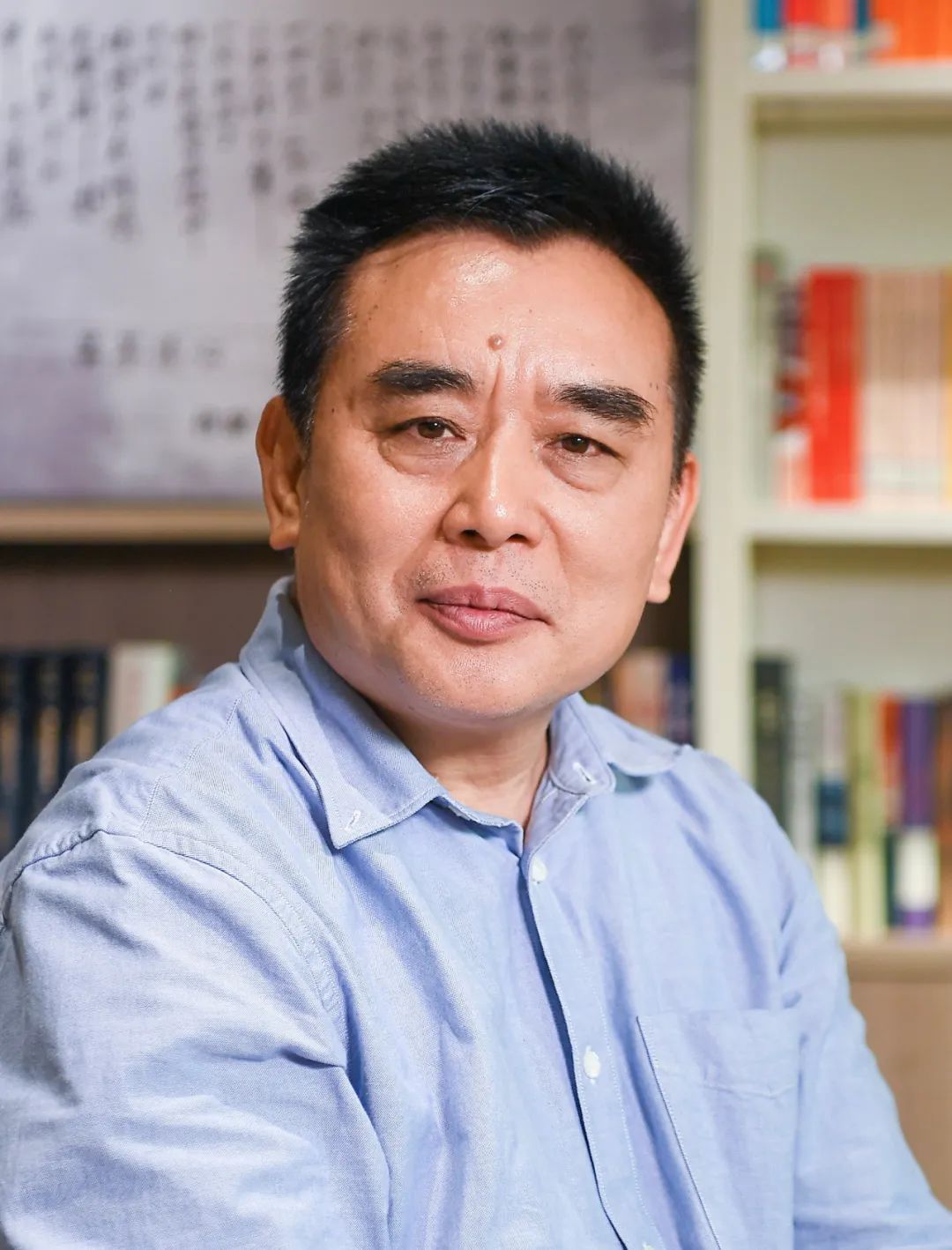 王跃文，著名作家，湖南省溆浦县人。著有长篇小说《家山》《国画》《梅次故事》《亡魂鸟》《朝夕之间》《苍黄》《大清相国》《爱历元年》，中短篇小说集《漫水》《无雪之冬》，188体育官方ios随笔集《幽默的代价》《喊山应》，访谈录《王跃文文学回忆录》《无违》等。其中《大清相国》被翻译成日文出版，小说集《漫水》被翻译成英文出版。先后获鲁迅文学奖、湖南省青年文学奖、湖南省文化创新奖、湖南省文学艺术奖等，其作品既有对现实矛盾的锐利揭示，对历史长河的人文发现，也有对原乡故土的深情回望。现居长沙。