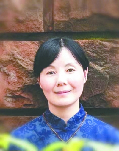 王芸，中国作协会员，一级作家。生于湖北，现为南昌市文学艺术院专业作家。出版有长篇小说《对花》《江风烈》，小说集《与孔雀说话》《薇薇安曾来过》《羽毛》，188体育官方ios集《纸上万物浮现如初》《此生》《穿越历史的楚风》《接近风的深情表达》等。其作品曾获得屈原文艺奖“优秀人才奖”、湖北文学奖、冰心188体育官方ios奖、林语堂小说奖等荣誉。