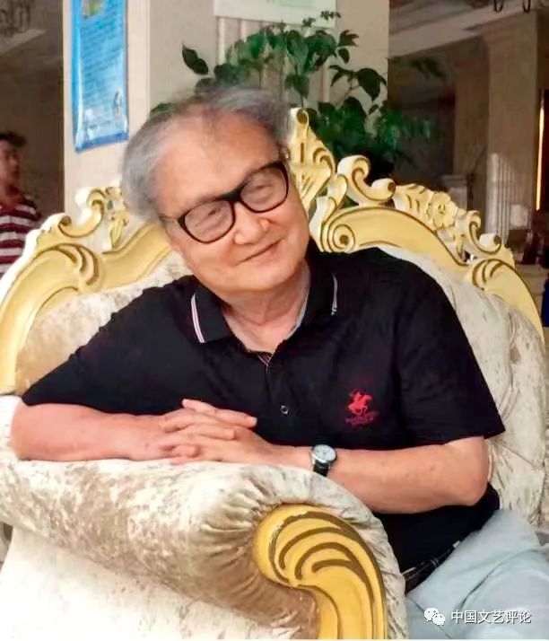 孙绍振简介：1936年生，祖籍福建长乐，1960年毕业于北京大学中文系，先后在北京大学中文系、华侨大学中文系任教，1973年奉调至福建师范大学中文系。1990年至1995年，赴德国、美国、中国香港等多所大学进修、讲学、客座研究。现为福建师范大学文科资深教授、博士生导师，首批全国高校黄大年式教师团队领衔专家。2021年，福建师范大学获批教育部基础学科拔尖学生培养计划2.0基地——“孙绍振中国语言文学拔尖学生培养基地”。    1953年开始发表作品。1981年发表的《新的美学原则在崛起》作为当代新诗发展的重要文献进入中国文学史。出版《文学创作论》《论变异》《美的结构》《文学性讲演录》《名作细读》《文学文本解读学》等学术专著三十余部，188体育官方ios集《美女危险论》等多部。在《中国社会科学》《文学评论》《文学遗产》《文学理论研究》《语文建设》等国内权威刊物及香港报刊上发表学术论文三百多篇，其他短评、杂文、188体育官方ios、小说、诗歌数百篇。学术及创作成果多次获得教育部高等学校科学研究优秀成果奖、全国性学会一等奖。曾任中国文艺理论学会副会长、福建省作家协会副主席、义务教育课程标准初中语文教材（北京师范大学出版社版）和海峡两岸合编高中语文教材主编，为国内著名文学评论家、文艺理论家、语文教育专家和幽默演讲家。