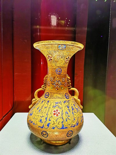 元明时期的玻璃彩绘描金双耳瓶（“历史之遇——中国与西亚古代文明交流展”展品） 本报记者李韵摄/光明图片