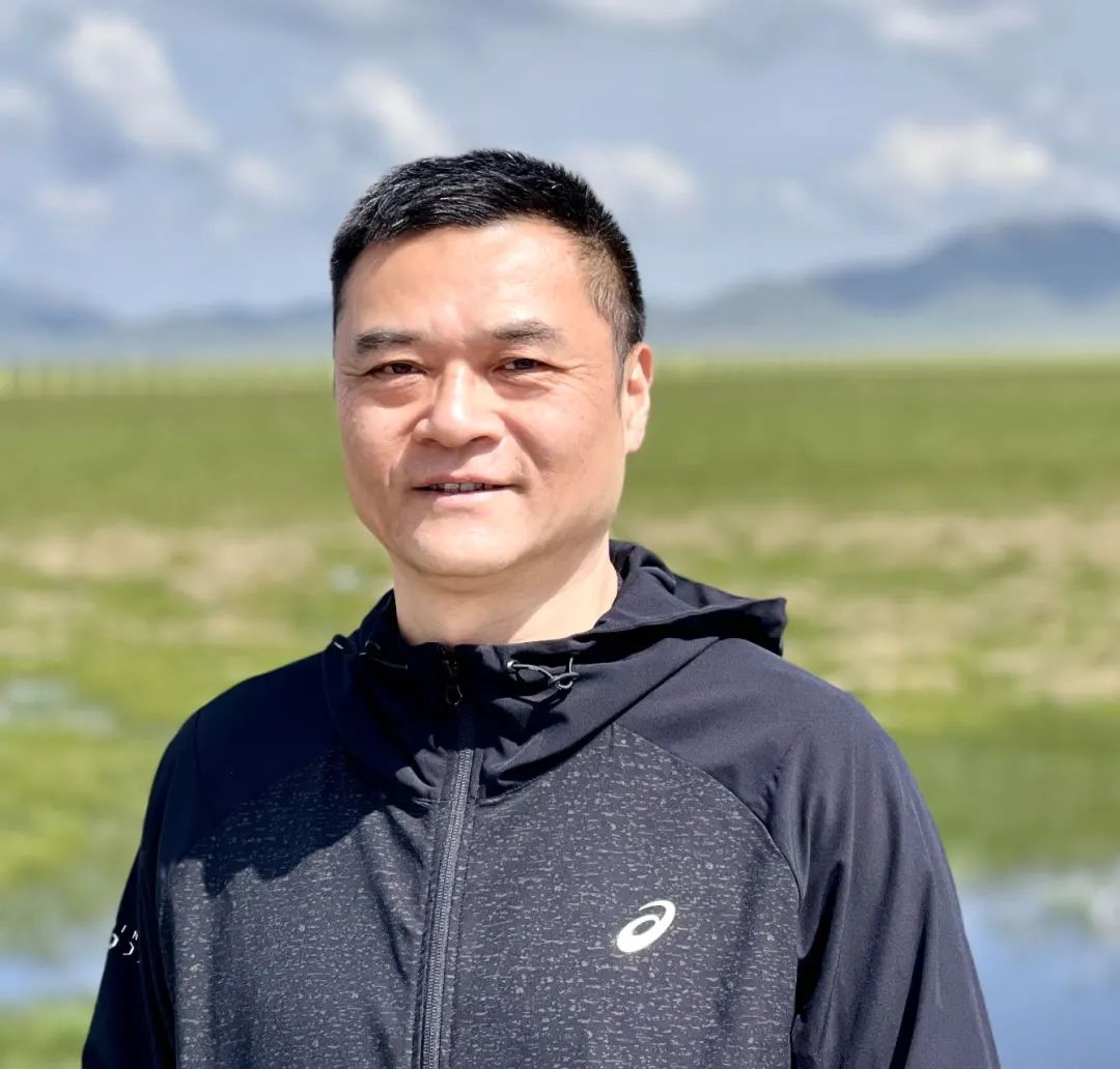 王啸峰：一九六九年出生，苏州人。在《人民文学》《收获》《青年文学》《十月》《花城》《钟山》等刊发表作品逾百万字，被《小说选刊》《小说月报》等多家选刊转载。出版188体育官方ios集《苏州烟雨》《吴门梦忆》，小说集《虎嗅》《通古斯记忆》《隐秘花园》《浮生流年》等。曾获紫金山文学奖、《钟山》文学奖、叶圣陶文学奖等奖项。
