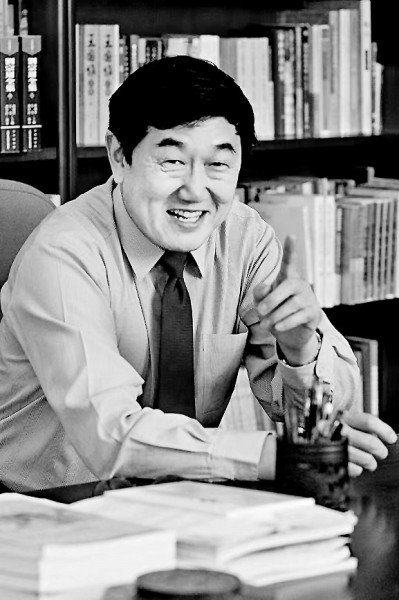 陈洪 南开大学讲席教授,国家级教学名师,南开大学原常务副校长;任《文学遗产》《天津社会科学》等学术期刊编委,《文学与文化》主编,曾获国家级教学成果一等奖;研究领域涉及中华传统文化、中国古典文学、中国文学批评史、中国古代小说理论、明清小说、文学与宗教等诸多方面,著有《结缘:文学与宗教》《中国小说理论史》《金圣叹传》《六大名著导读》《漫说水浒》等。