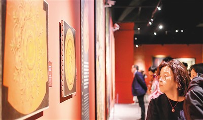观众在观看拿破仑时期宫殿的家具纹样图。  　　本文图片由主办方提供