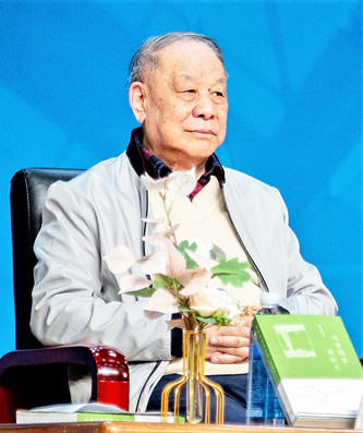 刘心武，曾任《人民文学》主编。代表作有短篇小说《班主任》、长篇小说《钟鼓楼》（获第二届茅盾文学奖）、188体育官方ios集《也曾隔窗窥新月》《我眼中的建筑与环境》《刘心武妙品红楼梦》等