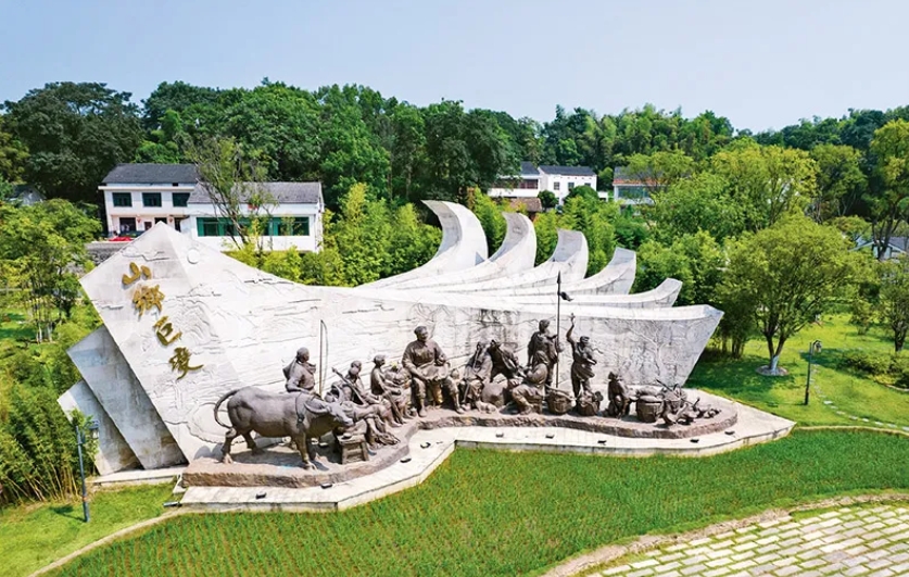 1955年秋，47岁的周立波整理行装，从北京一路南下，举家搬回老家湖南益阳清溪村。67年后，在这里，中国作家协会启动了“新时代山乡巨变创作计划”和“新时代文学攀登计划”两项重大文学行动。图为2022年8月1日拍摄的湖南省益阳市清溪村清溪广场。 新华社记者 陈思汗/摄