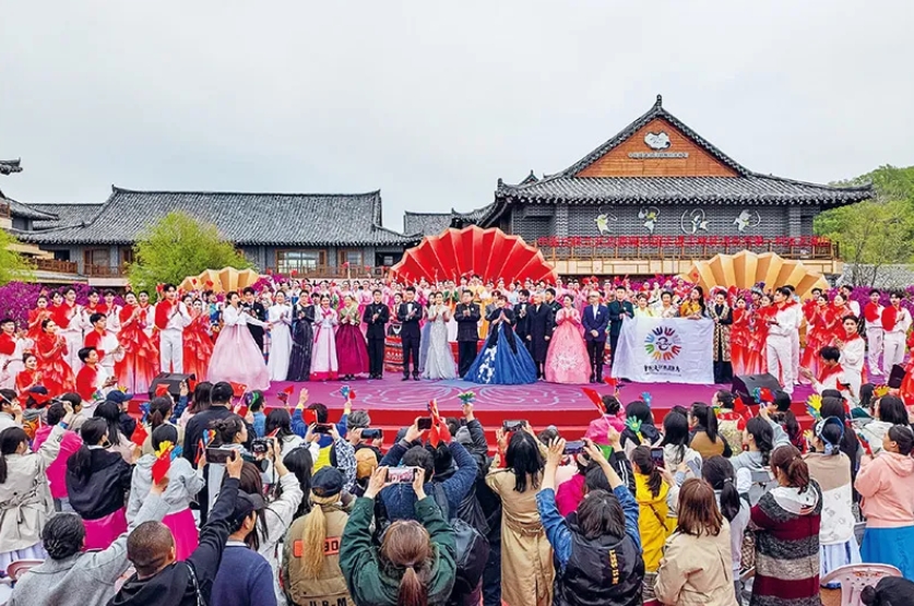 十年来，文艺工作者服务基层成为常态。2024年5月10日，由中国文联、吉林省委宣传部、中国文艺志愿者协会主办的“东方唱响——中国文联文艺志愿服务团走进吉林延边东方第一村文艺演出”，在有“东方第一村”美誉的延边州珲春市敬信镇防川村举行。图为演出现场。 中国文联供图