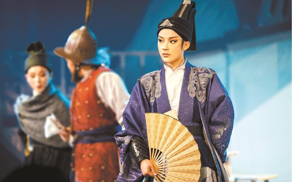 古老戏曲掀起“青春革命”，从情感、形式、媒介上将青年文化、时代审美融入戏曲古典样态，这是“新文化生命体”适应新媒介环境，以青年力量激活传统文化能量进行自我更新的典型示例。图为越剧《新龙门客栈》