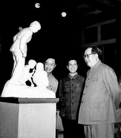 1955年，毛泽东主席参观全国美展 吕厚民/摄 资料图片