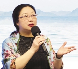 杨怡芬，浙江舟山人，鲁迅文学院第13届高研班学员。2002年开始写作，在《人民文学》《十月》《花城》等发表小说百余万字，出版中短篇小说集《披肩》、中篇小说集《追鱼》、长篇小说《离觞》《海上繁花》等。