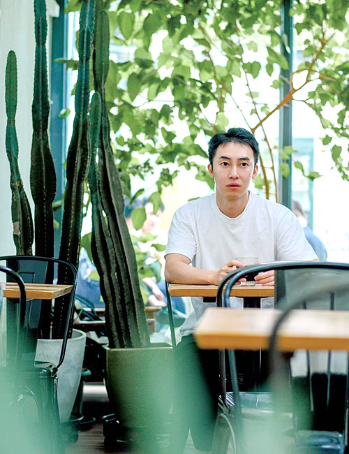 周宏翔，一九九〇年生于重庆，现居北京。中国作家协会会员。出版《当燃》《第一次看见灿烂的时刻》等十余部作品，多部作品正在影视改编中。曾获第五届巴蜀青年文学奖、“新浪年度十大热书”等