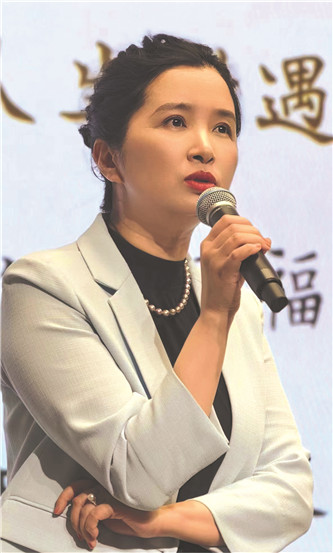 潘向黎，文学博士，上海作家协会副主席、专业作家。著有长篇小说《穿心莲》，小说集《白水青菜》《十年杯》《轻触微温》《上海爱情浮世绘》等，专题随笔集《茶可道》《梅边消息》《古典的春水》《人间红楼》等，共三十多种。获鲁迅文学奖短篇小说奖等
