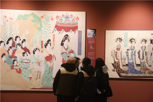 研学学员在敦煌国际会展中心参观敦煌文化主题展（摄影 张晓亮）