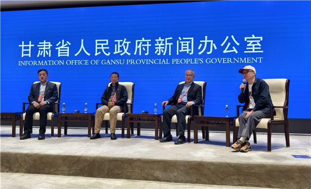 中山大学博导、教授，中国顶尖文学评论家谢有顺，浙江文艺出版社常务副社长，翻译家曹元勇，北师大教授，诗人欧阳江河，鲁迅文学奖获得者、甘肃文联副主席、作协主席叶舟回答记者提问（摄影 澎湃新闻记者 夏奕宁）