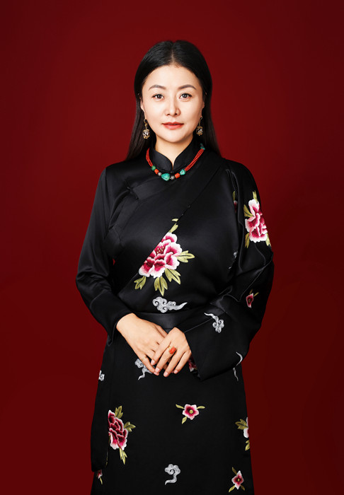 那萨，本名索样，藏族，1977年生，青海玉树人。曾供职于青海省玉树州杂多县阿多乡政府。出版诗集《一株草的加持》等。