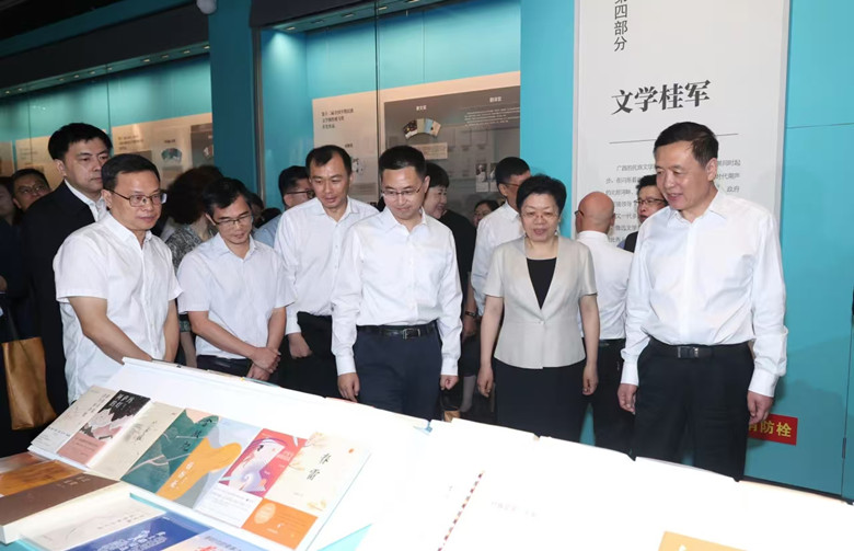 参观特展