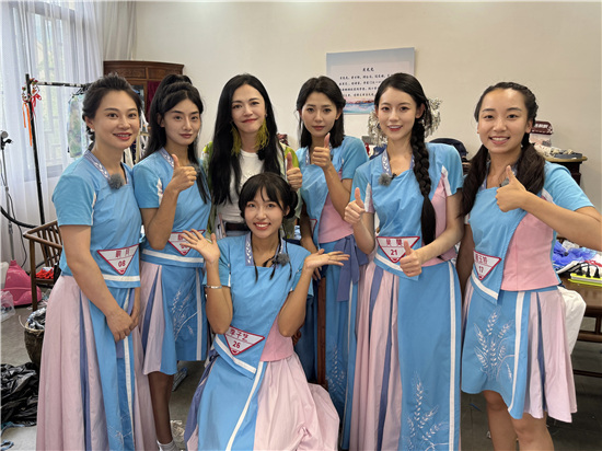 “花儿们”与节目嘉宾姚晨合影