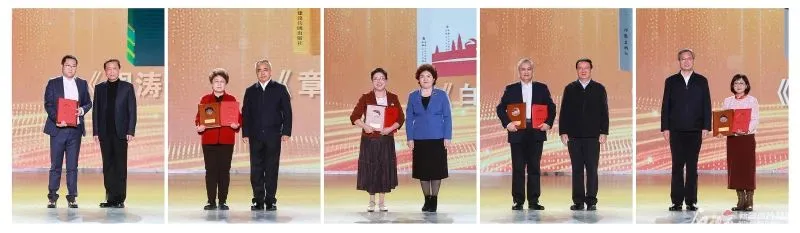 张宏森为周涛、艾尔肯·吐尼亚孜为章德益、祖木热提·吾布力为叶尔克西·胡尔曼别克、努尔兰·阿不都满金为阿拉提·阿斯木、何忠友为阿舍颁奖 崔志坚摄