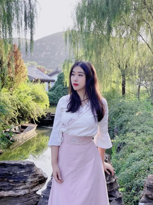 杨碧薇，中央民族大学文学博士，北京大学艺术学博士后。中国作家协会会员，中国文艺评论家协会会员。学术研究涉及文学、摇滚、民谣、电影、摄影、装置等。出版《下南洋》《去火星旅行》等诗集、188体育官方ios集、学术批评集等多部。主讲个人网课《由浅入深读懂汉语新诗》入驻腾讯视频。