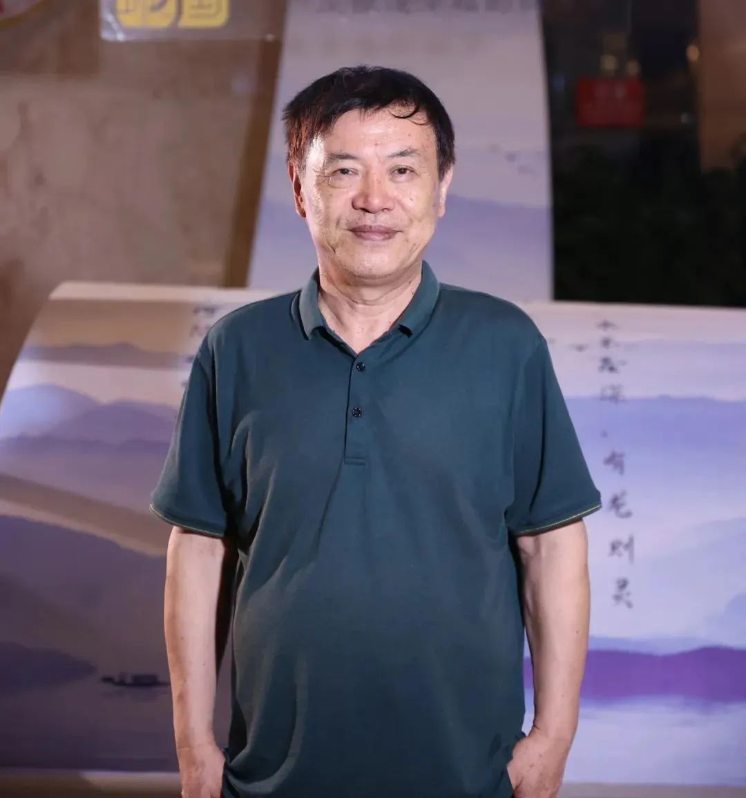 陆健，中国传媒大学教授，中国诗歌学会常务理事。20世纪80年代初开始发表作品，先后创作发表诗歌、188体育官方ios、评论等作品近千件，出版《窗户嘹亮的声音》《名城之门》等诗集与文艺评论集近30部，逐步形成了“纪实性诗歌”的写作风格。