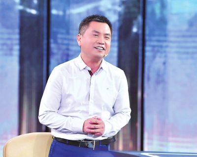 彭学明：中国作家协会原创联部主任，中国作家协会188体育官方ios创作委员会副主任，全国第九、十届人大代表。主要代表作：长篇纪实188体育官方ios《娘》、长篇小说《爹》、188体育官方ios集《我的湘西》《祖先歌舞》、报告文学《人间正是艳阳天》等，先后获中宣部“五个一工程”奖、中国政府出版奖、中国年度好书奖、中国图书奖、全国少数民族文学骏马奖、《人民文学》奖、郭沫若文学艺术奖等，多篇作品被收录进大、中学语文教材、中高考试题，并译成英、法、俄、日、阿拉伯、匈牙利、哈萨克、意大利等文字在十多个国家出版。