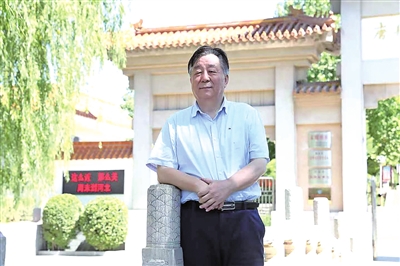 王安润,中国电影家协会会员,中国报告文学学会会员,中国188体育官方ios学会会员,新疆报告文学创作委员会副主任。享受国务院政府特殊津贴专家。全国优秀新闻工作者、全国“德艺双馨”电视艺术工作者。国家一级编剧。石河子大学客座教授,自治区艺术学院、塔里木大学硕士生导师。兵团电影电视艺术家协会原副主席兼秘书长;兵团广播电视台原党委委员、副台长。出版个人专著18部,其中,《沙海击浪》《在六分之一国土上》分获兵团精神文明建设“五个一工程”奖。担任主创的电影、纪录片、广播剧多次获得中国电视金鹰奖、中国电视星光奖,及天山文艺奖、新疆电视文艺一等奖、新疆广播文艺一等奖、兵团“五个一工程”奖、绿洲文艺奖等。其中,《无罪》获第50届休斯敦国际电影节“白金雷米奖”,《杰米拉》获第23届上海国际电影节组委会大奖,《我的阿恰》被中国电影资料馆收藏,《守护者》获电影频道收视率第三、市场占有率第四佳绩。《小白杨》、《血缘》分获第三届、第八届亚洲微电影艺术节“金海棠”奖最佳作品奖和优秀编剧奖,《一路有你》获第三届戛纳微电影国际电影节大奖。长篇报告文学《太阳迟落的高原》获2023年中国作家协会重点作品扶持。