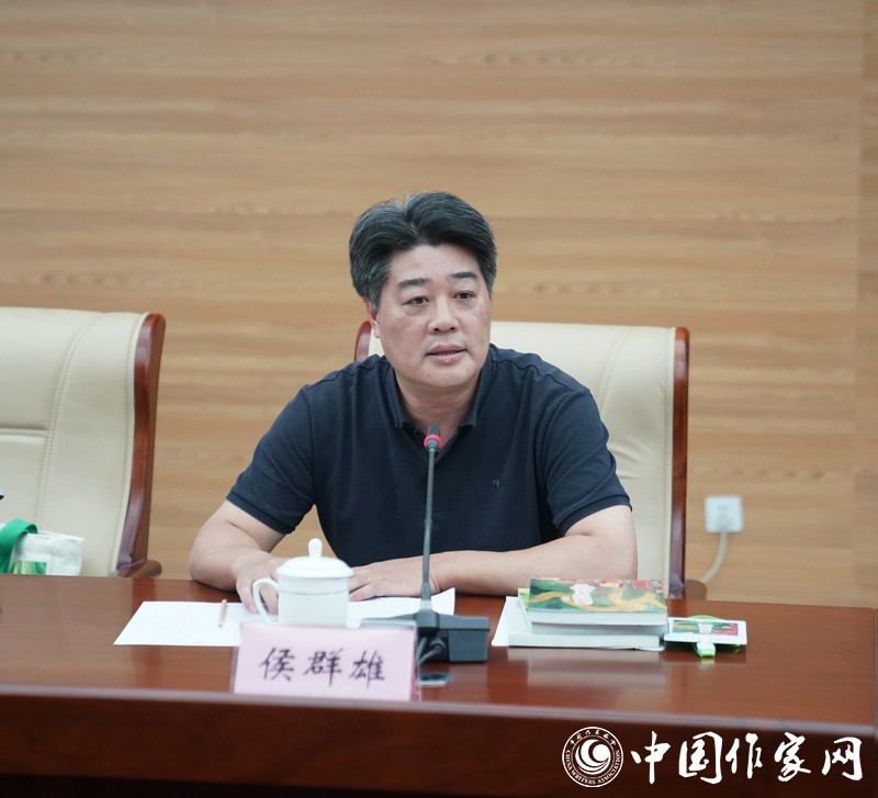 侯群雄介绍诗集出版过程