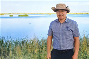 小说：获奖作品《额吉的河》作者：许廷旺         获奖感言在阿拉善流传着“半袋冰糖”的故事。当年一对年轻夫妇给上海孤儿送些牛奶、黄油。妻子看到一个男孩，两岁了，不会坐不会爬，大脑袋小细脖。男孩与她特别亲，临走时哭闹不止。当晚，夫妇商议领养男孩。