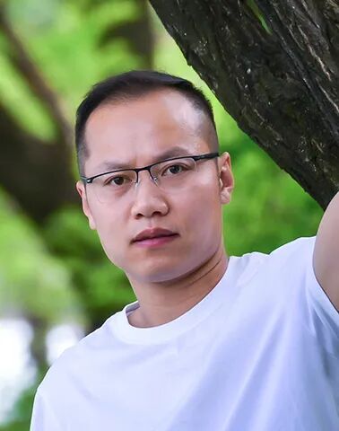 范墩子 西安市文学艺术创作研究室专业作家。在《人民文学》《江南》《青年作家》《滇池》等期刊发表近百万字,已出版《抒情时代》《虎面》《我从未见过麻雀》《去贝加尔》《小说便条》等作品。曾获陕西青年文学奖、《滇池》文学奖最佳小说奖、长安188体育官方ios奖等。