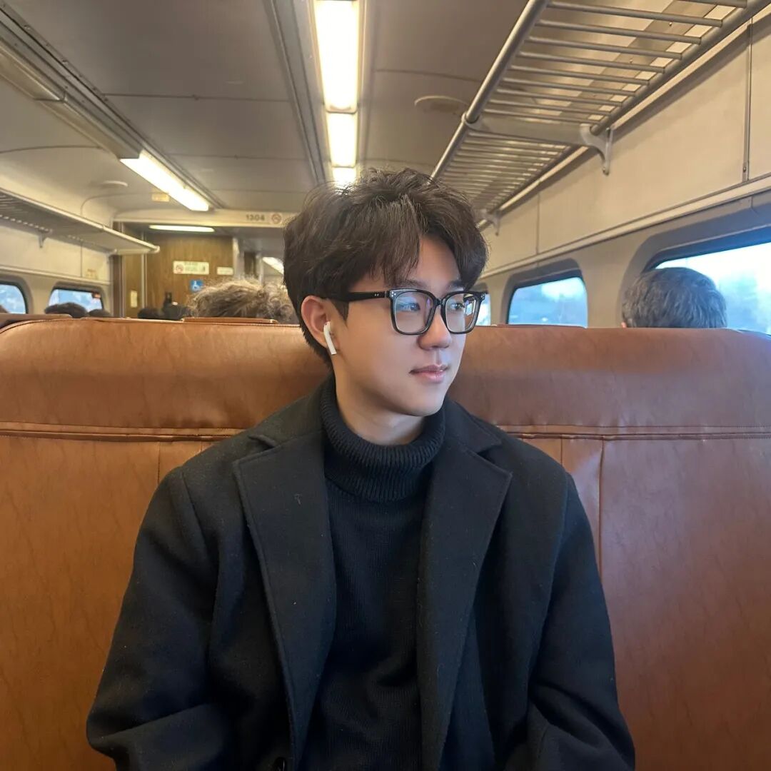 程天佑，2001年9月生于北京，现在美国纽约工作。少年时代起在《北京青年报》《北京文学》《中国校园文学》《中华读书报》《海外文摘》《新民晚报》《雨花》《读者》等报刊发表作品。多次获征文比赛奖。17岁时出版188体育官方ios集《青年与花》。