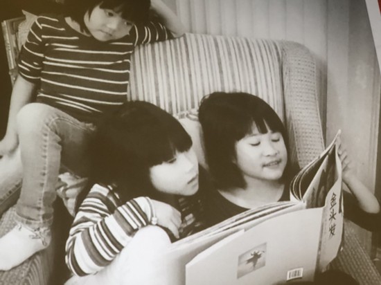 孩子们在阅读绘本