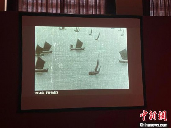耳熟能详的《渔光曲》在现场播放。 童笑雨 摄 耳熟能详的《渔光曲》在现场播放。 童笑雨 摄