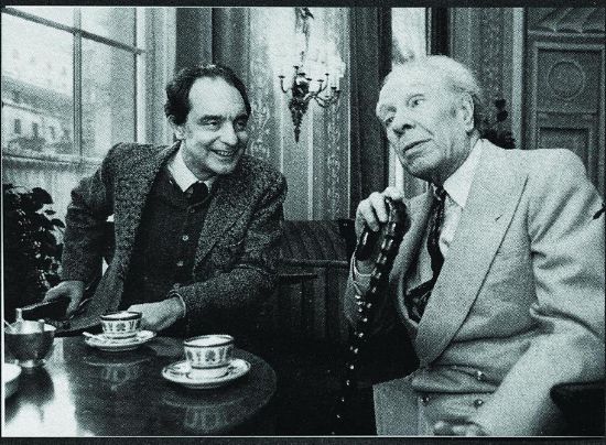 卡尔维诺生于1923年10月15日，如今已被公认为20世纪最有影响力的意大利小说家，并且与博尔赫斯、马尔克斯一样，同享“作家中的作家”之盛誉，其作品叙事精巧、风格轻盈，犹如繁复的迷宫，充溢着哲理与智性，给人以眼花缭乱、应接不暇之感。图为卡尔维诺（左）与博尔赫斯（右）在罗马艾克塞西尔酒店的合影。（图片由译林出版社提供）